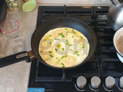 Švelnus omletas su mėsa, sūriu ir žaliu svogūnu Žingsnis 5