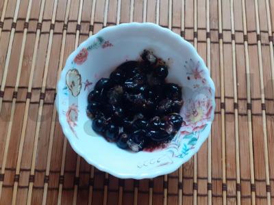 Kompotas su slyvomis, erškėtrožėmis ir juodaisiais serbentais Žingsnis 2