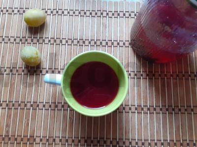 Kompotas su slyvomis, erškėtrožėmis ir juodaisiais serbentais pagrindine nuotrauka