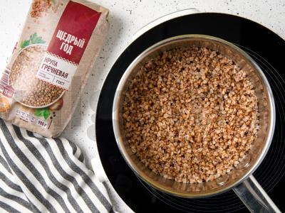 Grikių kotletai su keptu svogūnu ir sūriu Žingsnis 1