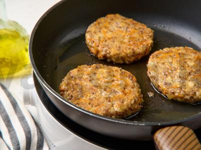 Grikių kotletai su keptu svogūnu ir sūriu Žingsnis 5