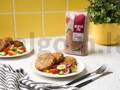 Grikių kotletai su keptu svogūnu ir sūriu pagrindine nuotrauka