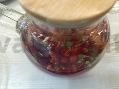 Gėrimas su vyšnių uogiene ir mėtomis pagrindine nuotrauka