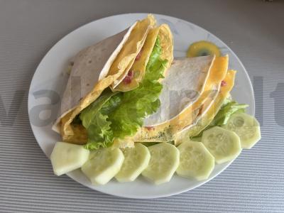 Tortilija su sūriu ir rūkytomis dešromis pagrindine nuotrauka