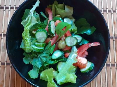 Daržovių salotas su alyvuogėmis ir rukola pagrindine nuotrauka