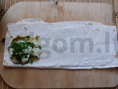 Užkandis iš lavašo su pesto, rukola ir kiaušiniu Žingsnis 5
