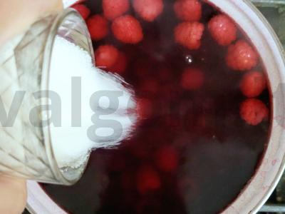 Aromatingas kompotas su uogomis ir muskato riešutu Žingsnis 4