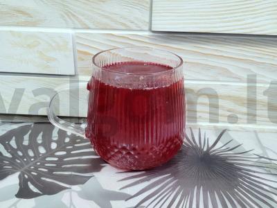 Aromatingas kompotas su uogomis ir muskato riešutu pagrindine nuotrauka