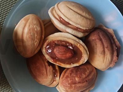 Riešutai su kondensuotu pienu arbatai pagrindine nuotrauka