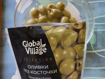 Lengvas avokadų, mocarelos ir alyvuogių salotas su česnako aliejumi Žingsnis 1