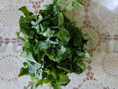 Lengvas avokadų, mocarelos ir alyvuogių salotas su česnako aliejumi Žingsnis 3