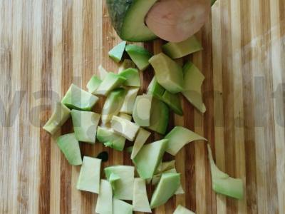 Lengvas avokadų, mocarelos ir alyvuogių salotas su česnako aliejumi Žingsnis 4