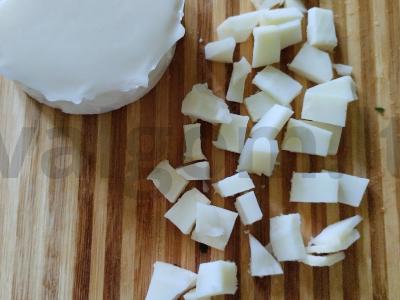 Lengvas avokadų, mocarelos ir alyvuogių salotas su česnako aliejumi Žingsnis 6