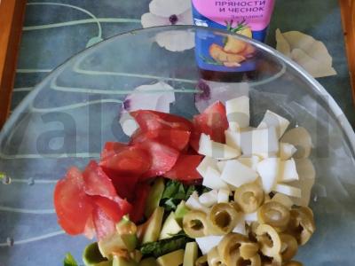 Lengvas avokadų, mocarelos ir alyvuogių salotas su česnako aliejumi Žingsnis 7