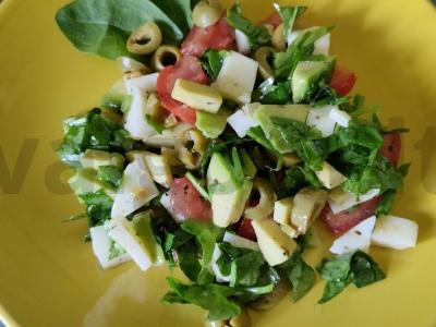 Lengvas avokadų, mocarelos ir alyvuogių salotas su česnako aliejumi pagrindine nuotrauka