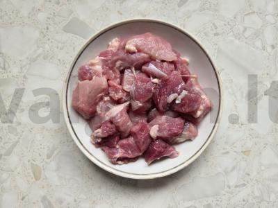 Kiauliena folijoje su mėsa ir sūriu Žingsnis 1