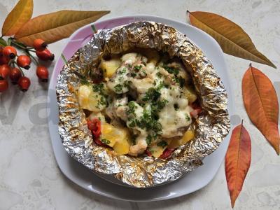 Kiauliena folijoje su mėsa ir sūriu pagrindine nuotrauka