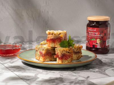 Tarkuotas pyragas su braškių uogiene pagrindine nuotrauka