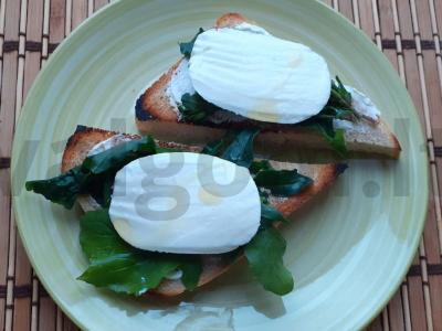 Brusketa su mocarela, rukola ir varškės sūriu pagrindine nuotrauka