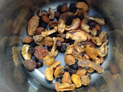 Džiovintų vaisių ir juodųjų serbentų kompotas Žingsnis 1