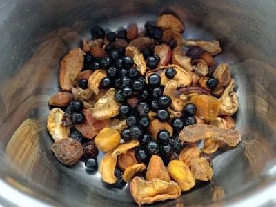 Džiovintų vaisių ir juodųjų serbentų kompotas Žingsnis 2