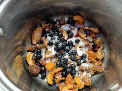 Džiovintų vaisių ir juodųjų serbentų kompotas Žingsnis 3