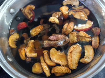 Džiovintų vaisių ir juodųjų serbentų kompotas pagrindine nuotrauka