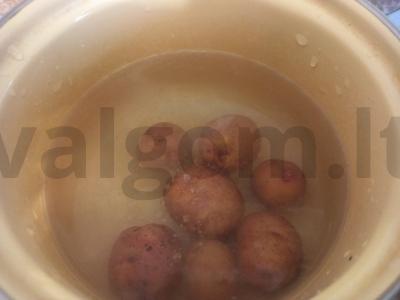 Jaunas bulvės su marinuotais voveraitėmis ir padažu Žingsnis 1