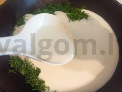 Jaunas bulvės su marinuotais voveraitėmis ir padažu Žingsnis 3