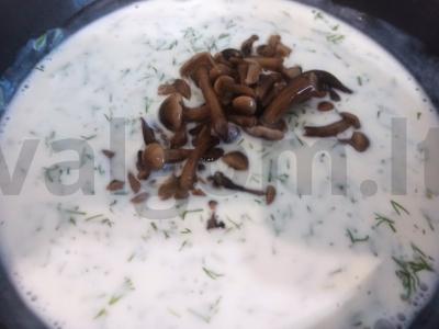 Jaunas bulvės su marinuotais voveraitėmis ir padažu Žingsnis 4