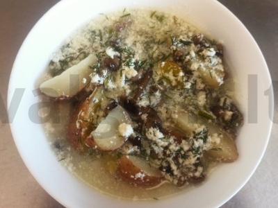 Jaunas bulvės su marinuotais voveraitėmis ir padažu pagrindine nuotrauka