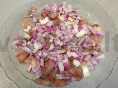 Salotas „Skumbrė po šubė“ su raudonuoju svogūnu Žingsnis 2