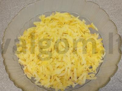 Salotas „Skumbrė po šubė“ su raudonuoju svogūnu Žingsnis 3