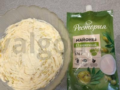 Salotas „Skumbrė po šubė“ su raudonuoju svogūnu Žingsnis 4