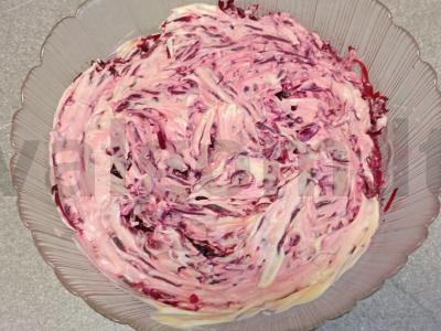 Salotas „Skumbrė po šubė“ su raudonuoju svogūnu Žingsnis 6