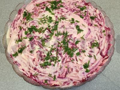 Salotas „Skumbrė po šubė“ su raudonuoju svogūnu pagrindine nuotrauka