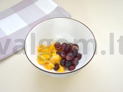 Vaisių salotos su vynuogėmis apelsine Žingsnis 2