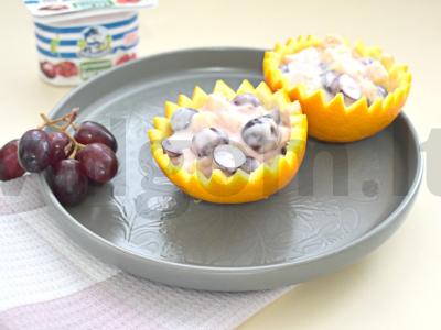 Vaisių salotos su vynuogėmis apelsine pagrindine nuotrauka