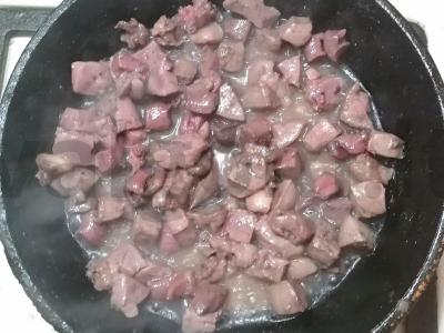 Anties kepenys ir širdis, troškintos su morkomis Žingsnis 3