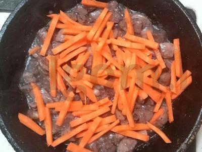 Anties kepenys ir širdis, troškintos su morkomis Žingsnis 4