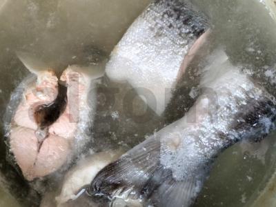 Raudonos žuvies žuvienė su bulvėmis ir degtine Žingsnis 1