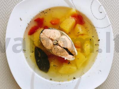 Raudonos žuvies žuvienė su bulvėmis ir degtine pagrindine nuotrauka