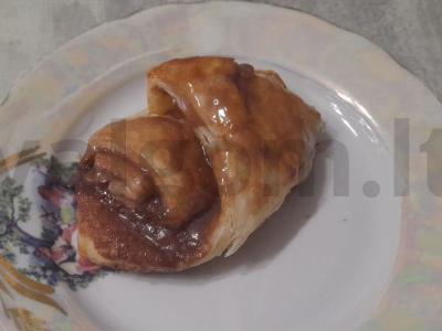 Sluoksniuotos bandelės su šokoladiniu sviestu ir kondensuotu pienu pagrindine nuotrauka