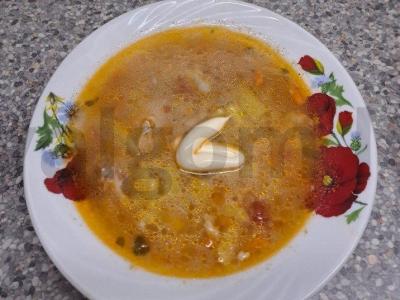 Vištienos sūrytas sriuba su marinuotais pomidorais pagrindine nuotrauka