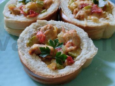 Vištiena su cukinijomis ir pomidorais bagete pagrindine nuotrauka