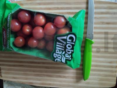 Salotas su mini-mocarela, vyšniniais pomidorais ir baziliku Žingsnis 1