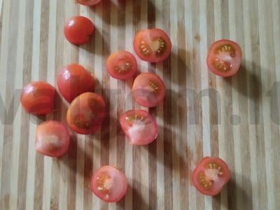 Salotas su mini-mocarela, vyšniniais pomidorais ir baziliku Žingsnis 2