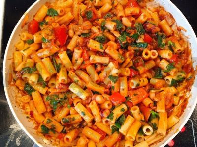 Makaronai su jūros gėrybėmis pietums pagrindine nuotrauka