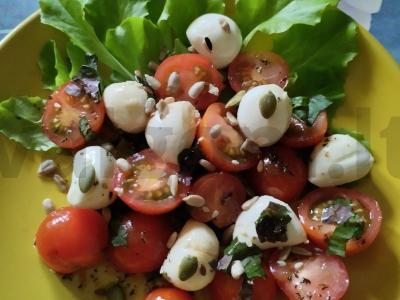 Salotas su mini-mocarela, vyšniniais pomidorais ir baziliku Žingsnis 6