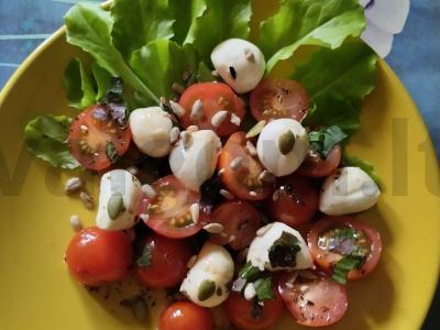 Salotas su mini-mocarela, vyšniniais pomidorais ir baziliku pagrindine nuotrauka